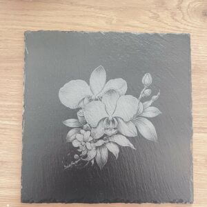 🌸🔥 Dessous de plat en ardoise gravée – Fleur d’orchidée
