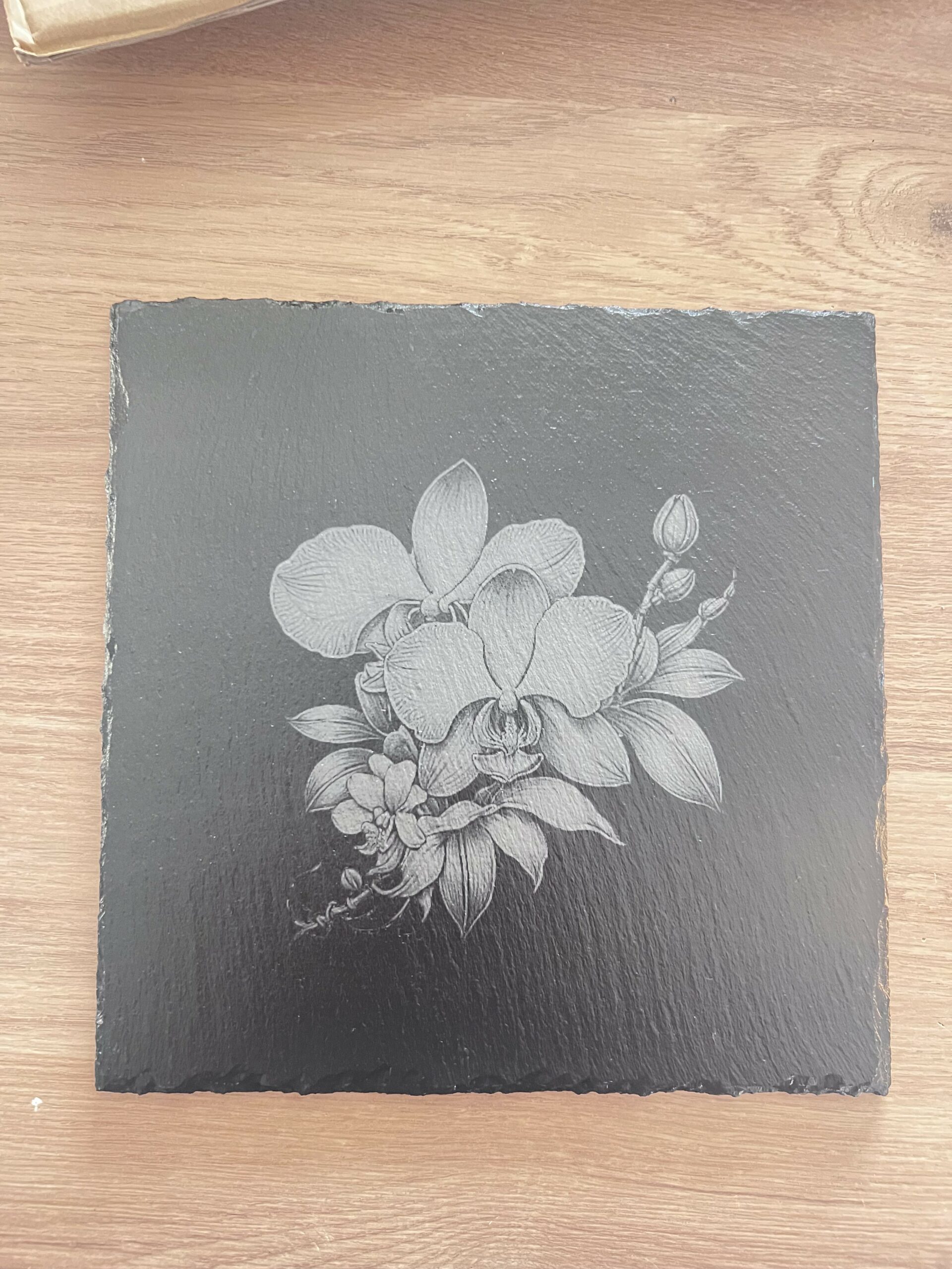 🌸🔥 Dessous de plat en ardoise gravée – Fleur d’orchidée