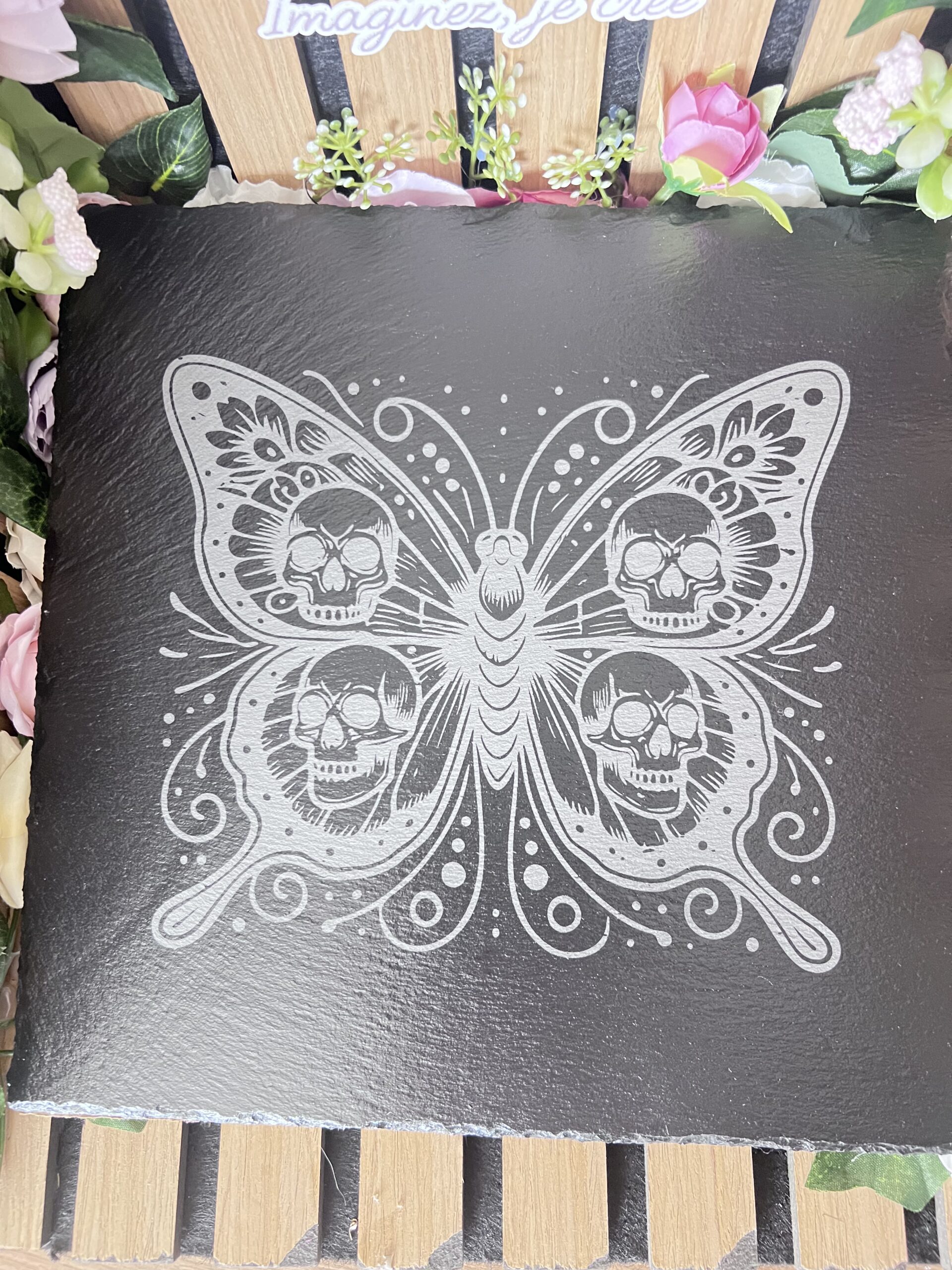 Dessous de plat en ardoise gravée – Papillon gothique décoratif – Image 2