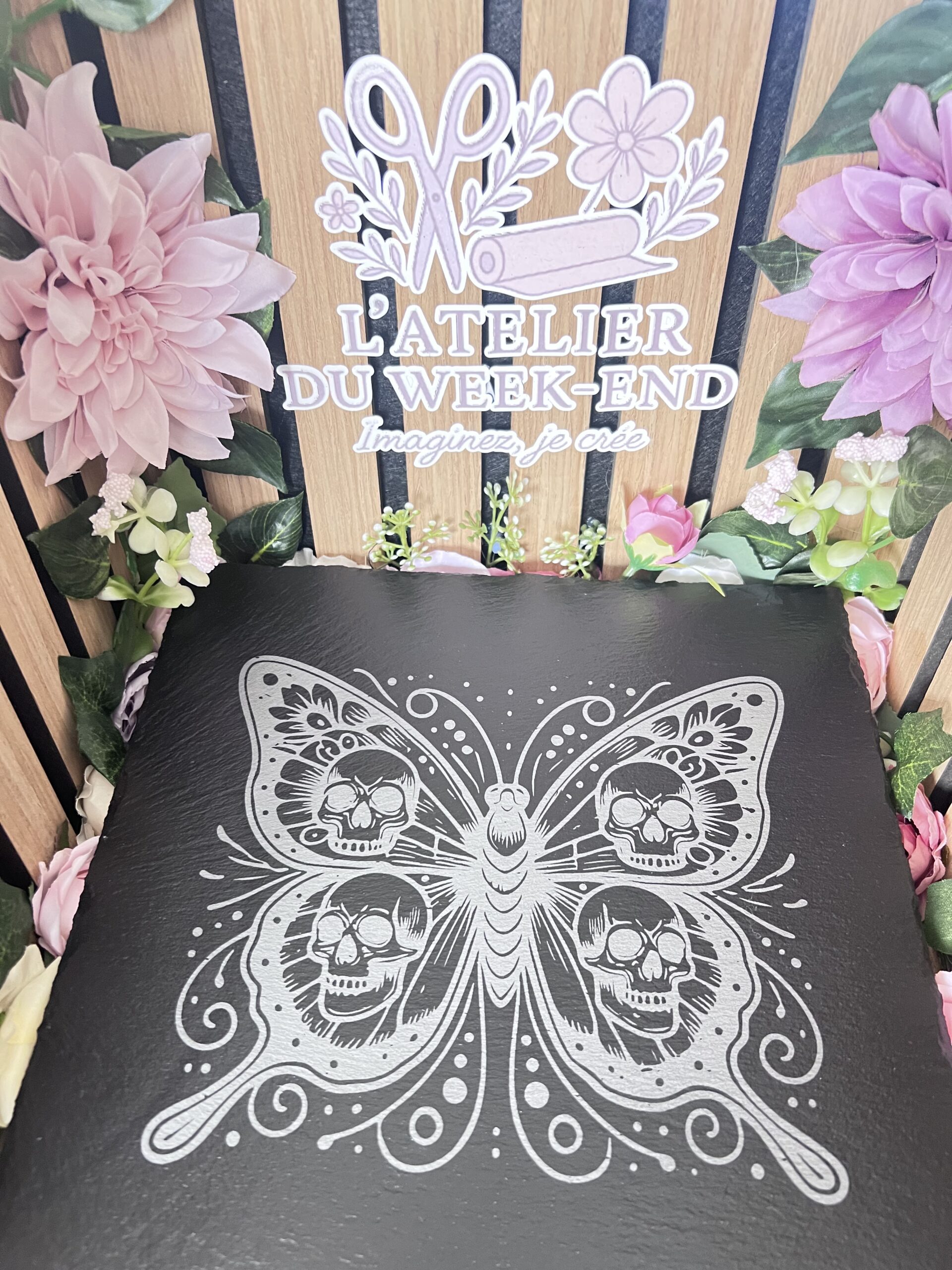 Dessous de plat en ardoise gravée – Papillon gothique