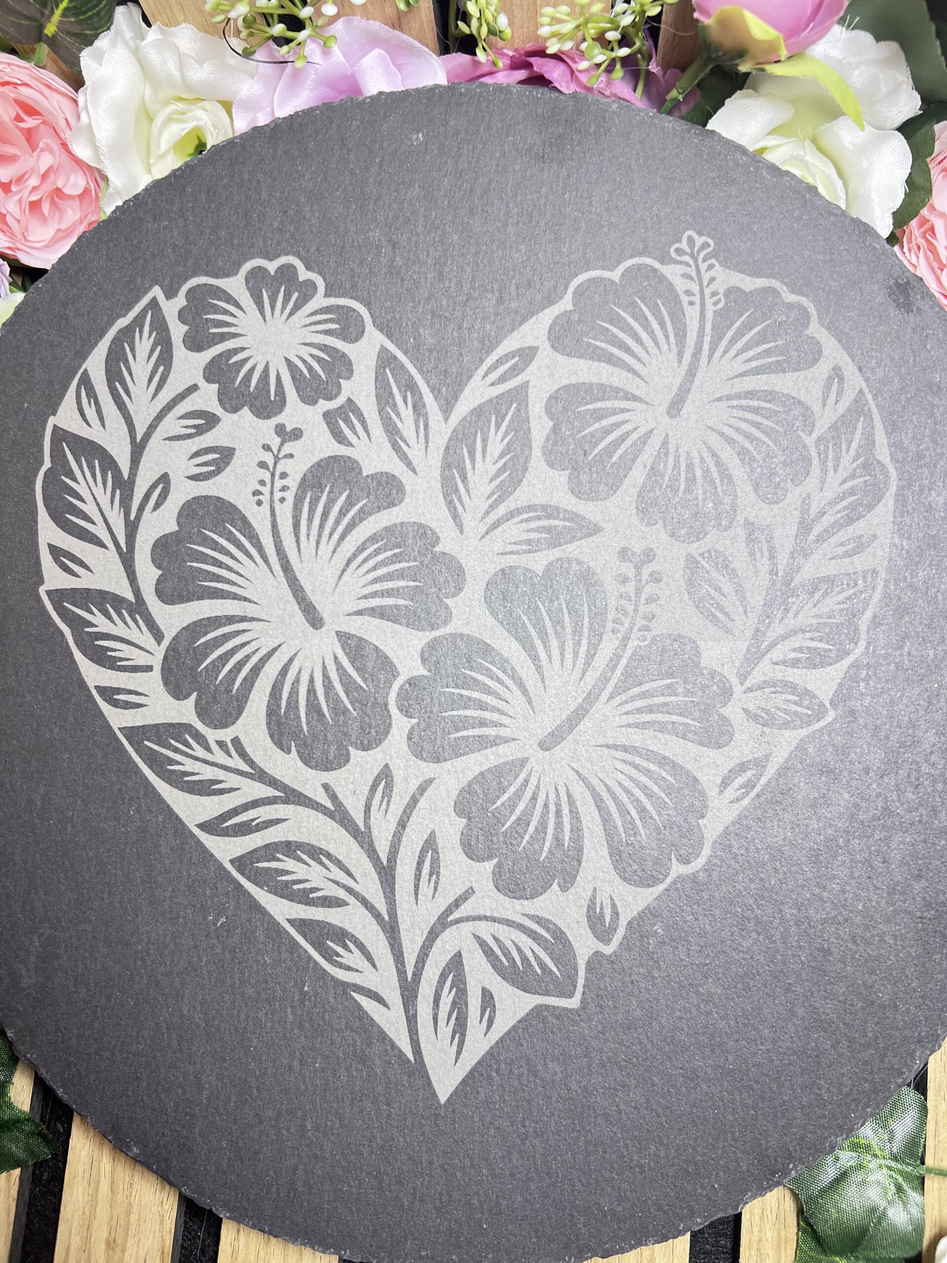 Dessous de plat en ardoise cœur floral – Image 3